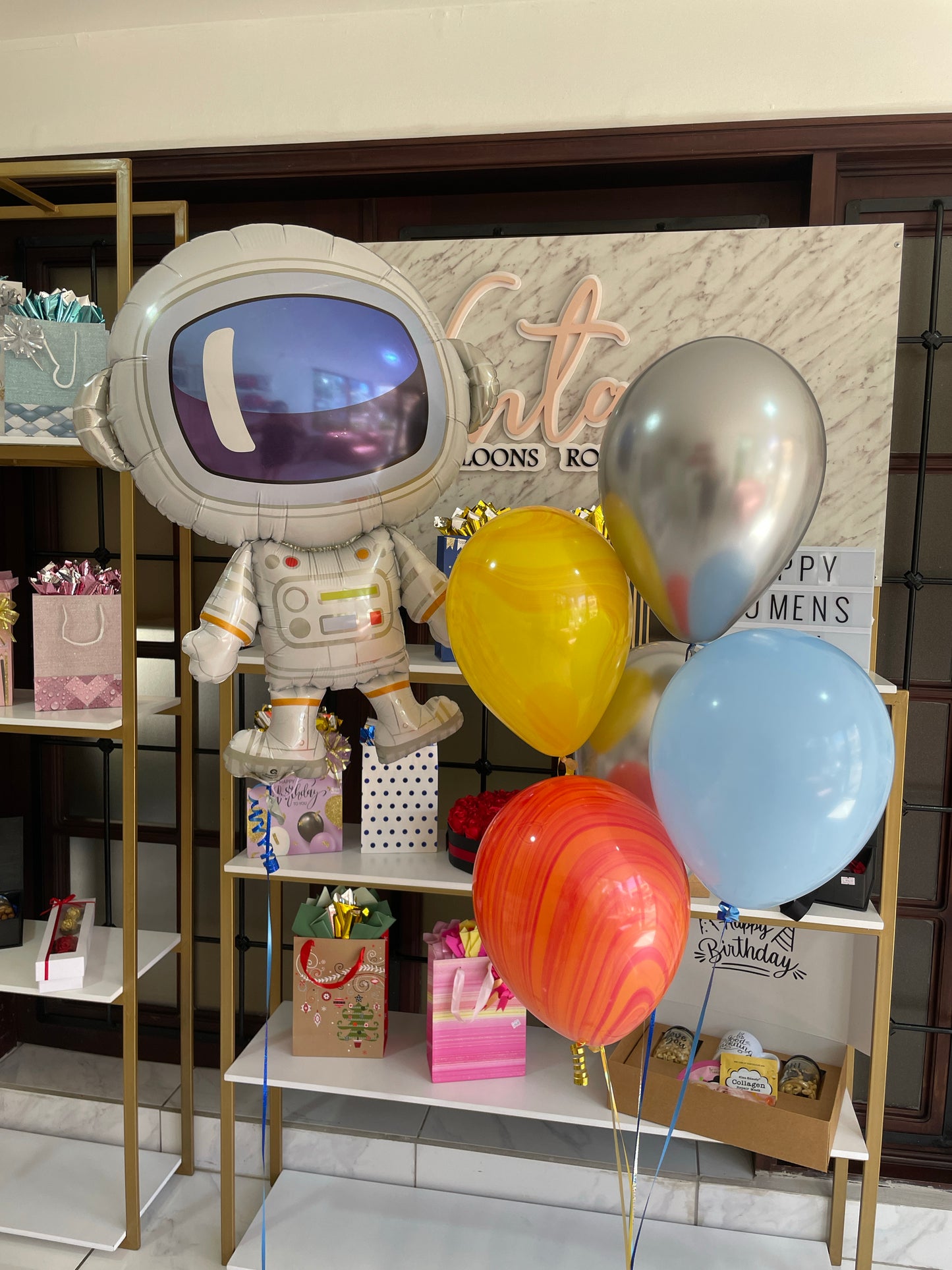 Astronaut Balloon & 5 Balloon Bouquet