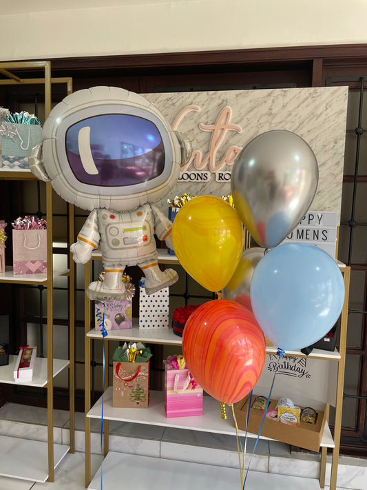 Astronaut Balloon & 5 Balloon Bouquet